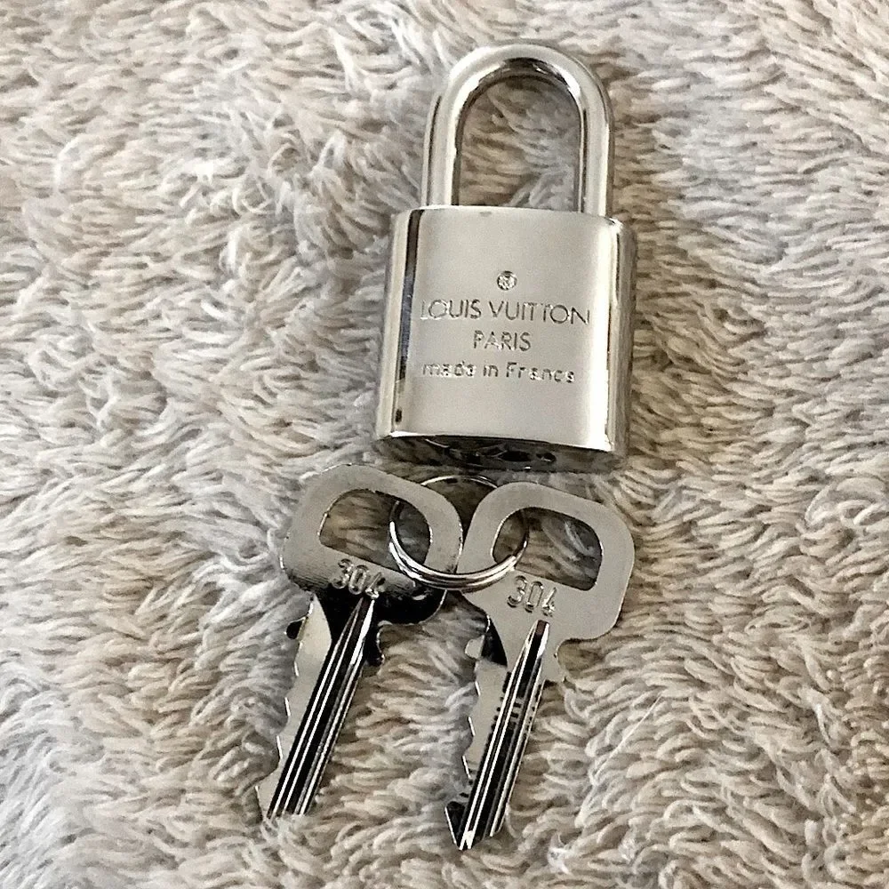 LOUIS VUITTON Palladium Lock and Key Silver Padlock Rare LV #304